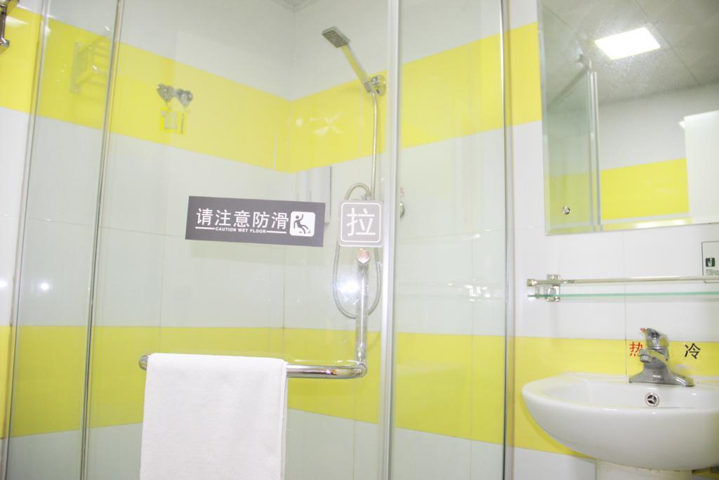 7Days Inn Guangzhou South Railway Station Nan Pu Metro Station Exterior photo